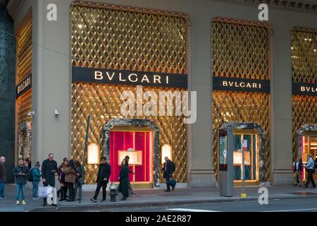 Bulgari Schmuck Store auf der Fifth Avenue ist für die Ferienzeit, New York City, USA eingerichtet Stockfoto