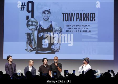 Tokio, Japan. 6. Dezember, 2019. Französisch-amerikanische ehemaliger professioneller Basketballspieler Tony Parker grüßt Fans während einer Talkshow in Harajuku. Parker, vier Mal Meister mit den San Antonio Spurs, ist in Japan zum ersten Mal eine fördernde Besuch für die NBA zu besuchen. Credit: Rodrigo Reyes Marin/ZUMA Draht/Alamy leben Nachrichten Stockfoto