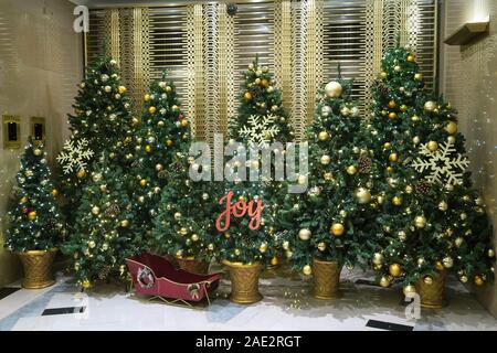 Weihnachtsbaum Anzeige, Lobby von 530 Seventh Avenue, New York, USA Stockfoto