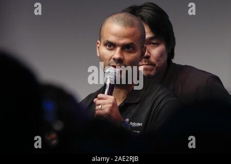 Tokio, Japan. 6. Dezember, 2019. Französisch-amerikanische ehemaliger professioneller Basketballspieler Tony Parker grüßt Fans während einer Talkshow in Harajuku. Parker, vier Mal Meister mit den San Antonio Spurs, ist in Japan zum ersten Mal eine fördernde Besuch für die NBA zu besuchen. Credit: Rodrigo Reyes Marin/ZUMA Draht/Alamy leben Nachrichten Stockfoto