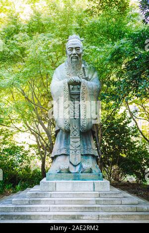 Statue des Konfuzius auf dem Yushima-hügel Seido konfuzianischen Tempel in Ochanomizu, Tokio Stockfoto