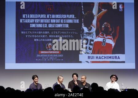 Tokio, Japan. 6. Dezember, 2019. Französisch-amerikanische ehemaliger professioneller Basketballspieler Tony Parker grüßt Fans während einer Talkshow in Harajuku. Parker, vier Mal Meister mit den San Antonio Spurs, ist in Japan zum ersten Mal eine fördernde Besuch für die NBA zu besuchen. Credit: Rodrigo Reyes Marin/ZUMA Draht/Alamy leben Nachrichten Stockfoto