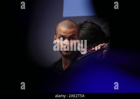 Tokio, Japan. 6. Dezember, 2019. Französisch-amerikanische ehemaliger professioneller Basketballspieler Tony Parker grüßt Fans während einer Talkshow in Harajuku. Parker, vier Mal Meister mit den San Antonio Spurs, ist in Japan zum ersten Mal eine fördernde Besuch für die NBA zu besuchen. Credit: Rodrigo Reyes Marin/ZUMA Draht/Alamy leben Nachrichten Stockfoto