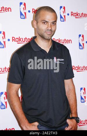 Tokio, Japan. 6. Dezember, 2019. Französisch-amerikanische ehemaliger professioneller Basketballspieler Tony Parker stellt für die Kameras, während nach dem Besuch der Talkshow in Harajuku. Parker, vier Mal Meister mit den San Antonio Spurs, ist in Japan zum ersten Mal eine fördernde Besuch für die NBA zu besuchen. Credit: Rodrigo Reyes Marin/ZUMA Draht/Alamy leben Nachrichten Stockfoto