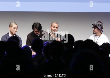 Tokio, Japan. 6. Dezember, 2019. Französisch-amerikanische ehemaliger professioneller Basketballspieler Tony Parker grüßt Fans während einer Talkshow in Harajuku. Parker, vier Mal Meister mit den San Antonio Spurs, ist in Japan zum ersten Mal eine fördernde Besuch für die NBA zu besuchen. Credit: Rodrigo Reyes Marin/ZUMA Draht/Alamy leben Nachrichten Stockfoto