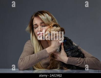 Frau mit Hund, die unter Stress leiden Stockfoto