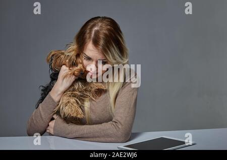 Frau mit Hund, die unter Stress leiden Stockfoto