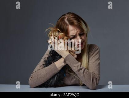 Frau mit Hund, die unter Stress leiden Stockfoto