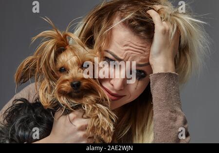 Frau mit Hund, die unter Stress leiden Stockfoto