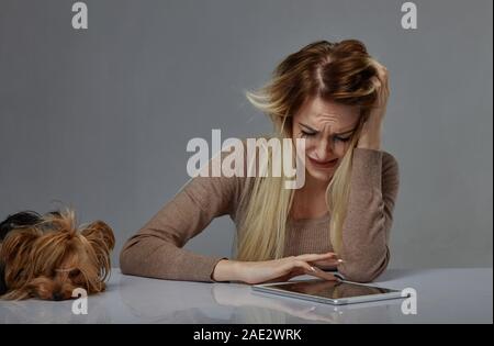 Frau mit Hund, die unter Stress leiden Stockfoto