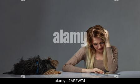 Frau mit Hund, die unter Stress leiden Stockfoto
