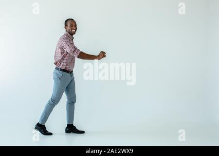 Positive afro-amerikanische Mann hält einen Warenkorb Stockfoto