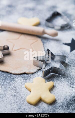Prozess der Herstellung hausgemachte Weihnachtsplätzchen mit Zutaten und Kochausrüstung auf dem Tisch. Stockfoto