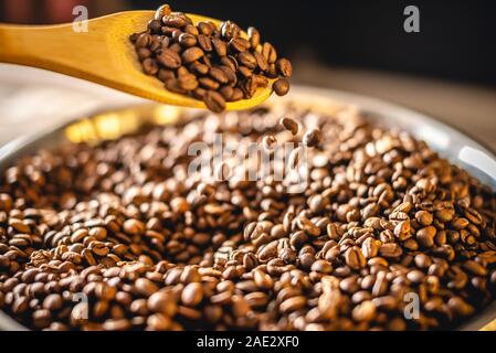 Ein Haufen von frisch geröstetem aromatischen Arabica Bohnen. Kaffee Hintergrund mit Platz für Text Stockfoto