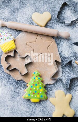 Flach der Backzutaten und Kochausrüstung für Weihnachten Plätzchen und Lebkuchen. Stockfoto