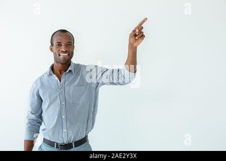 Freudige afro-amerikanische Mann nach oben Stockfoto