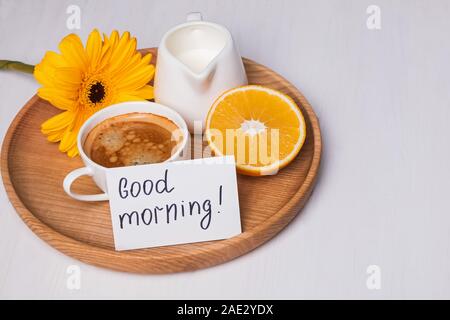 Frühstück Komposition mit Kaffee, Milch, Orange und Gelb gerbera Blume auf die hölzerne Fach Stockfoto
