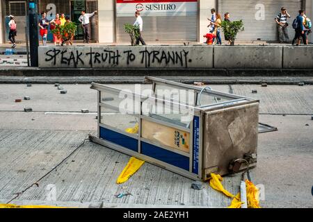 HongKong - November, 2019: Ein kaputtes Telefon stand auf der Straße als barrikade während der 2019 HongKong Proteste, Demonstrationen in Hongkong Stockfoto