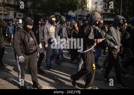 Athen, Griechenland. 06 Dez, 2019. Jugendliche mit Masken und Hauben nehmen an einer Rallye. Mit dieser Demonstration, die jungen Leute wollen den 11. Jahrestag des Todes eines Jugendlichen, der Tote bei Unruhen erschossen wurde, zu gedenken. Credit: Angelos Tzortzinis/dpa/Alamy leben Nachrichten Stockfoto