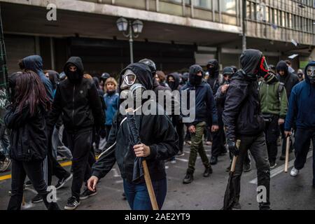 Athen, Griechenland. 06 Dez, 2019. Jugendliche mit Masken und Hauben nehmen an einer Rallye. Mit dieser Demonstration, die jungen Leute wollen den 11. Jahrestag des Todes eines Jugendlichen, der Tote bei Unruhen erschossen wurde, zu gedenken. Credit: Angelos Tzortzinis/dpa/Alamy leben Nachrichten Stockfoto