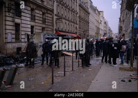 PARIS, Frankreich, 05. Dezember 2019: Bereitschaftspolizei (CRS) nach einem Zusammenprall mit einigen Demonstranten während einer 'Gilets Jaunes' (Gelb) protestieren. Stockfoto