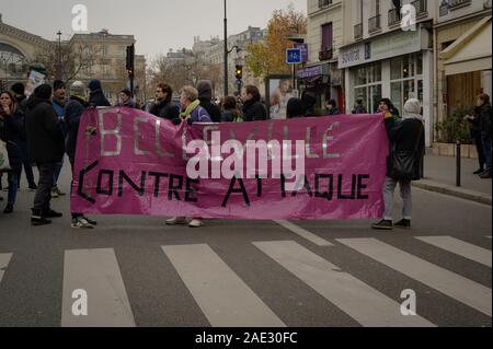 PARIS, Frankreich, 05. Dezember 2019: Demonstranten marschieren in der Nähe von Gare de l'Est während einer 'Gilets Jaunes' (Gelb) protestieren. Stockfoto