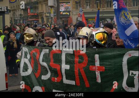 PARIS, Frankreich, 05. Dezember 2019: die Feuerwehrleute, die an den 'Gilets Jaunes' (Gelb) Protest und Streik. Stockfoto