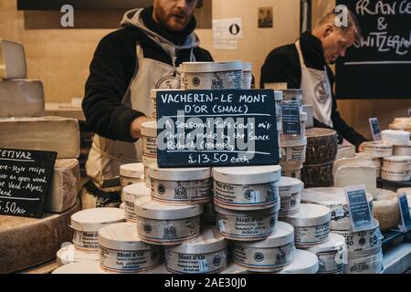 London, Großbritannien - 29 November 2019: Französischer Käse zum Verkauf an einem Stand im Inneren Borough Markt, eines der größten und ältesten Märkte in London. Selectiv Stockfoto