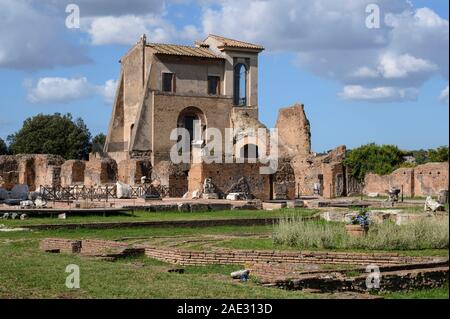 Rom. Italien. Der Casina Farnese und Reste der Domus Flavia (flavian Palace) auf dem Palatin. Ansicht zeigt das peristyl Garten und achteckige Stockfoto