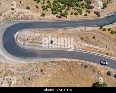 Luftaufnahme von kahta Sincik Straße in der Nähe des Dorfes Taslica, Bezirk von Kahta, Adiyaman Provinz der Türkei. Kurvenreiche Straßen umgeben von Natur Stockfoto