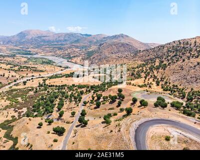 Luftaufnahme von kahta Sincik Straße in der Nähe des Dorfes Taslica, Bezirk von Kahta, Adiyaman Provinz der Türkei. Kurvenreiche Straßen umgeben von Natur Stockfoto