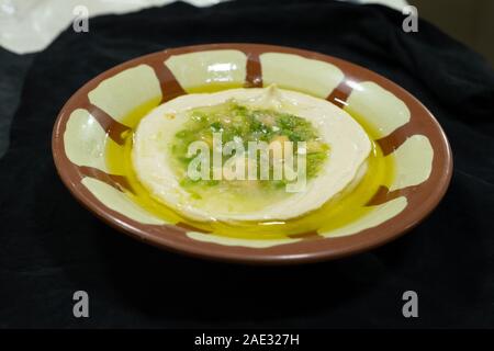 Hummus, Sauce aus Kichererbsenmehl einfügen und Sesamsamen paste aromatisiert mit Olivenöl, Knoblauch, Zitrone und Paprika Saft, kreuzkümmelsamen Pulver und fein c Stockfoto