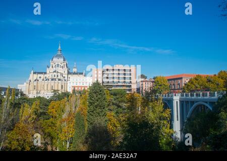 Almudena Kathedrale und Viadukt von Las Vistillas. Madrid, Spanien. Stockfoto