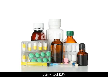 Medizinische Flaschen, Spritzen und Pillen auf weißem Hintergrund Stockfoto
