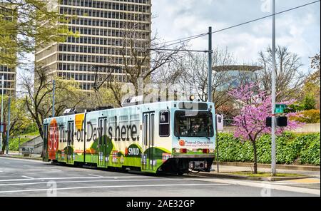 Sacramento RT Light Rail in der Innenstadt. Kalifornien, USA Stockfoto