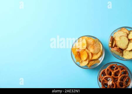 Cracker, Chips. Bier Snacks auf blauem Hintergrund, Platz für Text. Ansicht von oben Stockfoto