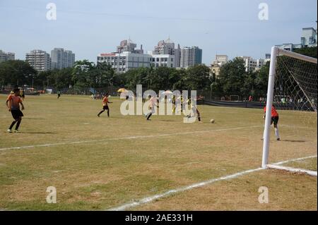 Mumbai, Maharashtra, Indien - Dez. 2019 - Unbekannter indischer Junge Jungen Fußball spielen im Garten. Stockfoto