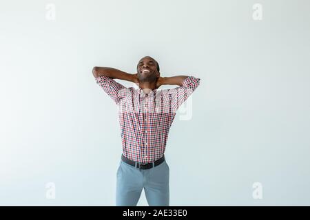 Lächelnd afro-amerikanische Mann, Hände auf den Hals Stockfoto