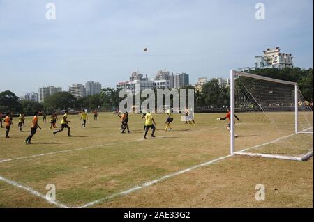 Mumbai, Maharashtra, Indien - Dez. 2019 - Unbekannter indischer Junge Jungen Fußball spielen im Garten. Stockfoto