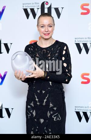 Samantha Morton mit ihr QI beste Performance Award in der Presse auf die Frauen in Film und TV Awards 2019 im Hilton, Park Lane, London. Stockfoto