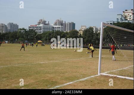 Mumbai, Maharashtra, Indien - Dez. 2019 - Unbekannter indischer Junge Jungen Fußball spielen im Garten. Stockfoto