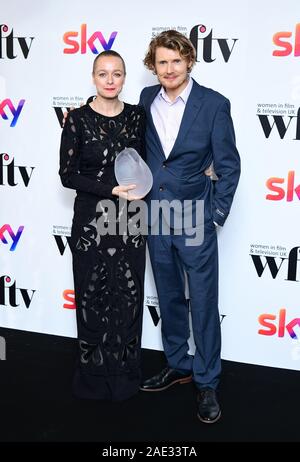 Samantha Morton mit ihr QI beste Performance Award in der Presse mit Julian Rhind-Tutt auf die Frauen in Film und TV Awards 2019 im Hilton, Park Lane, London. Stockfoto