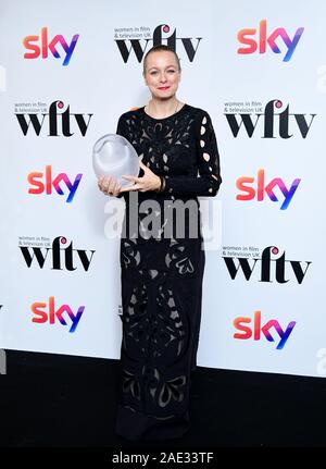 Samantha Morton mit ihr QI beste Performance Award in der Presse auf die Frauen in Film und TV Awards 2019 im Hilton, Park Lane, London. Stockfoto