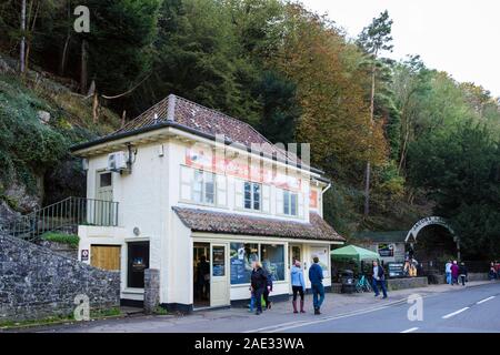 Die höhlenbewohner Geschenk Shop Ticket Office und das Information Center für Besucher zu Höhlen in Cheddar Gorge, Mendip, Somerset, England, Großbritannien, Großbritannien Stockfoto