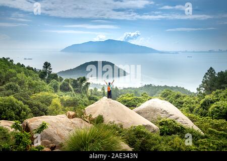 Hai Van Pass, Provinz Thua Thien Hue, Vietnam - September 12, 2019: weibliche Touristen beobachten schöne Aussicht von Hai Van Pass - Dies ist die Stockfoto