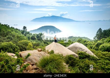 Hai Van Pass, Provinz Thua Thien Hue, Vietnam - September 12, 2019: weibliche Touristen beobachten schöne Aussicht von Hai Van Pass - Dies ist die Stockfoto