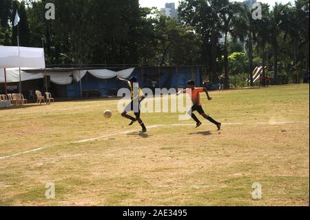 Mumbai, Maharashtra, Indien - Dez. 2019 - Unbekannter indischer Junge Jungen Fußball spielen im Garten. Stockfoto