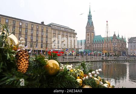 Winter Blick auf die Binnenalster und Weihnachtsmarkt am Rathausplatz in der Nähe von Hamburger Rathaus (Rathaus) Hamburg, Deutschland. Weihnachten Dekorationen auf Stockfoto