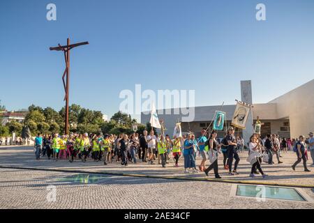 Fatima, Portugal - 12. Mai 2019: Ankunft einer Gruppe von Pilgern zum Heiligtum von Fatima in Portugal, neben der Basilika. Stockfoto