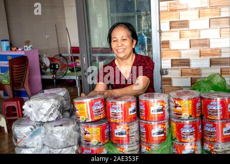 Ha Tinh Provinz, Vietnam - September 13, 2019: den Bauern in der Provinz Ha Tinh machen handgemachte Cu tun Süßigkeit. Dies ist eine traditionelle Süßigkeit aus Melasse hergestellt Stockfoto